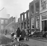 127242 Afbeelding van het nablussen van het afgebrande complex van de Evangelische Broedergemeente aan het Broederplein ...